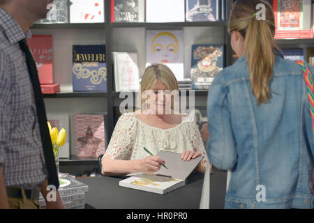 Miami Beach, FL, USA. Feb 24, 2017. Martha Stewart dans une conversation & Livre Signature avec Sam Sifton, éditeur de l'alimentation du New York Times à propos de son dernier livre, 'Légumes' à Books & Books - boutiques de Bal Harbour le 24 février 2017 à Miami Beach, Floride. Credit : Mpi10/media/Alamy Punch Live News Banque D'Images