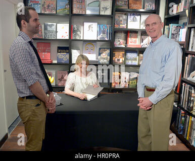 Miami Beach, FL, USA. Feb 24, 2017. Martha Stewart dans une conversation & Livre Signature avec Sam Sifton, éditeur de l'alimentation du New York Times à propos de son dernier livre, 'Légumes' à Books & Books - boutiques de Bal Harbour le 24 février 2017 à Miami Beach, Floride. Credit : Mpi10/media/Alamy Punch Live News Banque D'Images