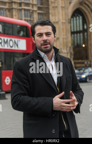 Londres, Royaume-Uni. 25 février 2017. Un mars au Parlement de Londres a commémoré le 25e anniversaire de la massacre de Khojaly en Azerbaïdjan et a appelé à la justice. Dans la nuit du 25 et 26 février 1992, les forces arméniennes brutalement tué 613 civils dans la ville de Khojaly, dont 106 femmes et 83 enfants. Les réfugiés qui fuient la ville qui avait été encerclée par les forces arméniennes ont été attaqués et des civils non protégés abattus ; beaucoup ont été scalpés ou mutilés. Crédit : Peter Marshall/Alamy Live News Banque D'Images