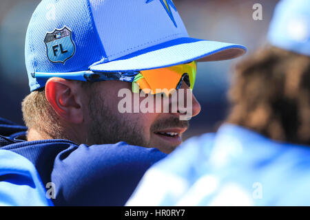 Port Charlotte, en Floride, aux États-Unis. Feb 25, 2017. Vous VRAGOVIC | fois.Rays de Tampa Bay le lanceur partant Jake Odorizzi (23) dans l'abri pendant le jeu entre les Rays de Tampa Bay et les Pirates de Pittsburgh à Charlotte Sports Park à Port Charlotte, en Floride, le samedi, 25 février 2017. Credit : Vragovic/Tampa Bay Times/ZUMA/Alamy Fil Live News Banque D'Images