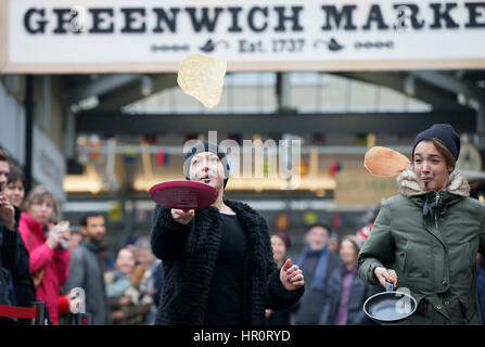 Londres, Royaume-Uni. Feb 25, 2017. Les gens prennent part à une course d'échauffement crêpe Greenwich Market, nommé le Grand Flippin' échauffement, avant la grande finale qui aura lieu le Mardi Gras à Greenwich Market, à Londres, Grande-Bretagne, le 25 février 2017. Crédit : Tim Irlande/Xinhua/Alamy Live News Banque D'Images