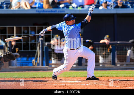 Port Charlotte, en Floride, aux États-Unis. Feb 25, 2017. Vous VRAGOVIC | fois.Rays de Tampa Bay catcher Jésus Sucre (45) des célibataires en sixième manche du match entre les Rays de Tampa Bay et les Pirates de Pittsburgh à Charlotte Sports Park à Port Charlotte, en Floride, le samedi, 25 février 2017. Credit : Vragovic/Tampa Bay Times/ZUMA/Alamy Fil Live News Banque D'Images