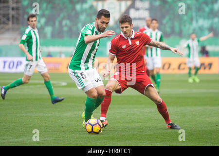 Séville, Espagne, 25 février 2017. Petros(L) et Jovetic(R) en action pendant le match entre Real Betis B. vs FC Sevilla FC de la Liga au stade Benito Villamarin le 25 février 2017 à Séville : VWPics Crédit/Alamy Live News Banque D'Images