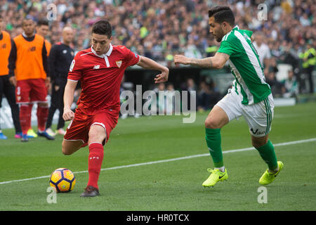 Séville, Espagne, 25 février 2017. Nasri (L) et Petros(R) en action pendant le match entre Real Betis B. vs FC Sevilla FC de la Liga au stade Benito Villamarin le 25 février 2017 à Séville : VWPics Crédit/Alamy Live News Banque D'Images