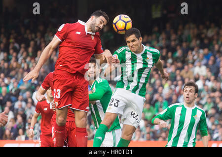 Séville, Espagne, 25 février 2017. Ramí (L) et Mandi(R) en action pendant le match entre Real Betis B. vs FC Sevilla FC de la Liga au stade Benito Villamarin le 25 février 2017 à Séville : VWPics Crédit/Alamy Live News Banque D'Images