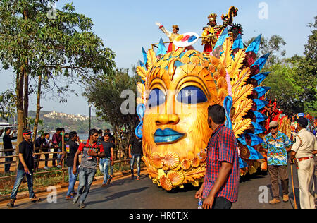 Panaji, Goa, Inde. 25 Février, 2017. Le Roi Momo mène la procession dans Viva Goa carnaval 2017 dans Panaji, Goa, Inde. Cet événement annuel de l'industrie touristique représente la culture colorée et la diversité de l'état de Goa. MathewJoseK/Alamy Live News Banque D'Images