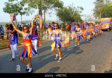 Panaji, Goa, Inde. 25 Février, 2017. Les jeunes hommes et femmes dans des vêtements colorés au cours de la danse Viva Goa carnaval 2017 dans Panaji, Goa, Inde. Cet événement annuel de l'industrie touristique représente la culture colorée et la diversité de l'état de Goa. MathewJoseK/Alamy Live News Banque D'Images