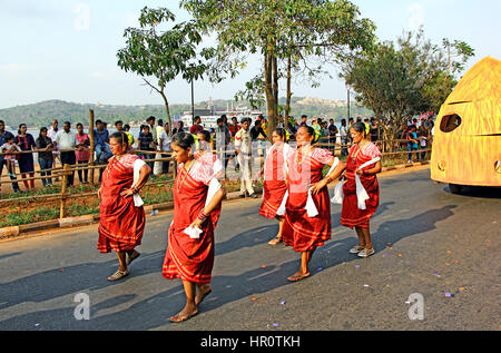 Panaji, Goa, Inde. 25 Février, 2017. Les femmes du village en tenue traditionnelle effectuer pendant la Viva Goa carnaval 2017 dans Panaji, Goa, Inde. Cet événement annuel de l'industrie touristique représente la culture colorée et la diversité de l'état de Goa. MathewJoseK/Alamy Live News Banque D'Images