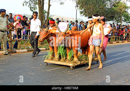 Panaji, Goa, Inde. 25 Février, 2017. Les enfants en costumes traditionnels démontrer la charrue tirée par les animaux pour la culture pendant la Viva Goa carnaval 2017 dans Panaji, Goa, Inde. Cet événement annuel de l'industrie touristique représente la culture colorée et la diversité de l'état de Goa. MathewJoseK/Alamy Live News Banque D'Images