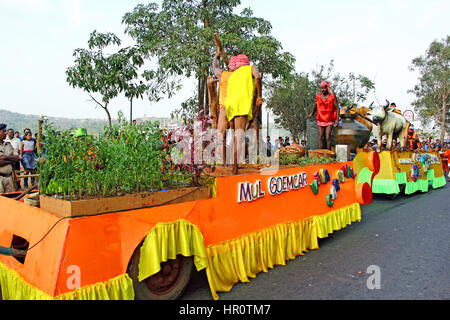 Panaji, Goa, Inde. 25 Février, 2017. Des hommes à la démonstration des flotteurs Goan village traditionnel au cours de la vie Viva Goa carnaval 2017 dans Panaji, Goa, Inde. Cet événement annuel de l'industrie touristique représente la culture colorée et la diversité de l'état de Goa. MathewJoseK/Alamy Live News Banque D'Images