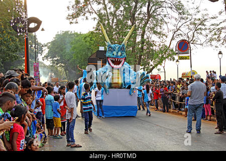 Panaji, Goa, Inde. 25 Février, 2017. Dinosaure géant dépeindre de flottement pendant le Carnaval 2017 Viva Goa Panaji, Goa, en Inde. Cet événement annuel de l'industrie touristique représente la culture colorée et la diversité de l'état de Goa. MathewJoseK/Alamy Live News Banque D'Images