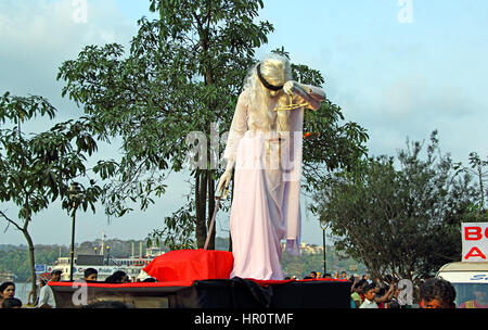 Panaji, Goa, Inde. 25 Février, 2017. Femme en blanc sur la loi sur les Indiens sari vivre jugement impartial et la répression cote pendant la Viva Goa carnaval 2017 dans Panaji, Goa, Inde. Cet événement annuel de l'industrie touristique représente la culture colorée et la diversité de l'état de Goa. MathewJoseK/Alamy Live News Banque D'Images