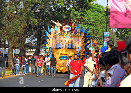 Panaji, Goa, Inde. 25 Février, 2017. Le Roi Momo mène la procession dans Viva Goa carnaval 2017 dans Panaji, Goa, Inde. Cet événement annuel de l'industrie touristique représente la culture colorée et la diversité de l'état de Goa. MathewJoseK/Alamy Live News Banque D'Images