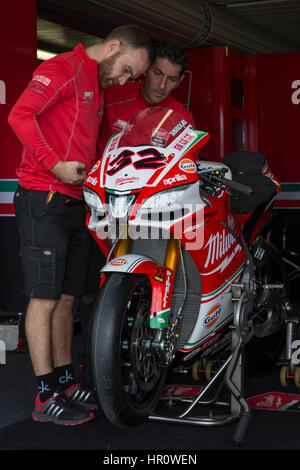 Phillip Island, Australie. 26 février 2017. Réchauffer. Milwaukee Aprilia Superbike mondial Lorenzo Savadori mécanique préparer rider's RSV4 RF pour le matin warm up. Credit : Russell Hunter/Alamy Live News Banque D'Images