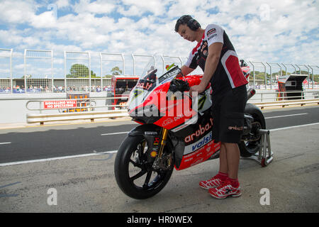 Phillip Island, Australie. 26 février 2017. Réchauffer. Un mécanicien se réchauffe Chaz Davies Ducati Panigale Superbike avant le début de dimanche matin. Credit : Russell Hunter/Alamy Live News Banque D'Images