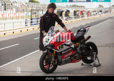 Phillip Island, Australie. 26 février 2017. Réchauffer. World Superbike Ducati Barni Racing Team. Rider Xavi Fores's Ducati Panigale est chauffé avant le début de dimanche matin réchauffer la pratique. Credit : Russell Hunter/Alamy Live News Banque D'Images