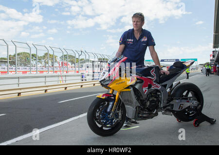 Phillip Island, Australie. 26 février 2017. Réchauffer. L'Stefan Bradl Honda CBR1000RR est chauffé dans la voie des stands avant le début de matinée. Credit : Russell Hunter/Alamy Live News Banque D'Images