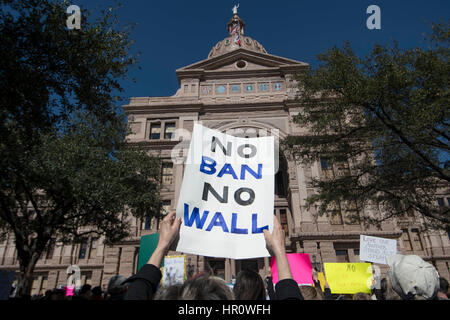 Austin, Texas, États-Unis. 25 février 2017. Plus d'un millier de manifestants convergent à la Texas Capitol pour un samedi # NoBanNoWall rassemblement contre le président américain Donald Trump's border mur et les politiques d'immigration. Credit : Bob Daemmrich/Alamy Live News Banque D'Images