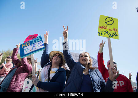 Austin, Texas, États-Unis. 25 février 2017. Plus d'un millier de manifestants convergent à la Texas Capitol pour un samedi # NoBanNoWall rassemblement contre le président américain Donald Trump's border mur et les politiques d'immigration. Credit : Bob Daemmrich/Alamy Live News Banque D'Images