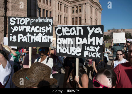 Austin, Texas, États-Unis. 25 février 2017. Plus d'un millier de manifestants convergent à la Texas Capitol pour un samedi # NoBanNoWall rassemblement contre le président américain Donald Trump's border mur et les politiques d'immigration. Credit : Bob Daemmrich/Alamy Live News Banque D'Images