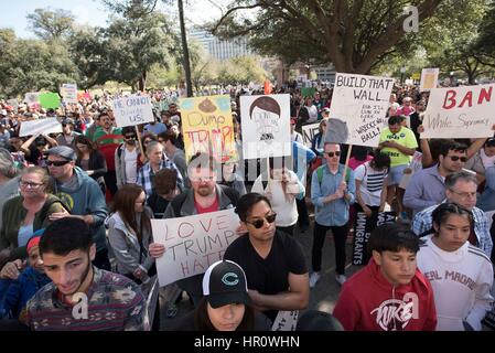 Austin, Texas, États-Unis. 25 février 2017. Plus d'un millier de manifestants convergent à la Texas Capitol pour un samedi # NoBanNoWall rassemblement contre le président américain Donald Trump's border mur et les politiques d'immigration. Credit : Bob Daemmrich/Alamy Live News Banque D'Images