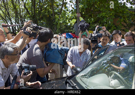 Kuala Lumpur, Malaisie. Feb 26, 2017. Un consul de l'ambassade de Corée du Nord Kim Yoo-sung est contrôler sa voiture rétroviseur latéral. Le rétroviseur latéral frappé par l'un d'appuyer sur le 26 février 2017 à Kuala Lumpur, Malaisie. Crédit : Chris Jung/ZUMA/Alamy Fil Live News Banque D'Images