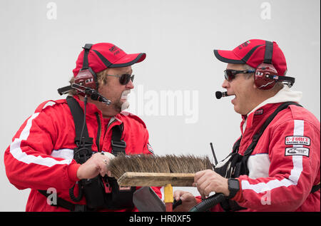 En Floride, aux États-Unis. Feb 25, 2017. Le personnel d'hippodromes sont vus à la Daytona International Speedway de Daytona Beach, en Floride, le samedi, 25 février 2017. Credit : Loren Elliott/Tampa Bay Times/ZUMA/Alamy Fil Live News Banque D'Images