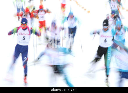 Sapporo, Japon. Feb 26, 2017. Au cours de la concurrence concurrents hommes Biathlon 15km départ groupé au Jeux Asiatiques d'hiver à Sapporo, Japon, le 26 février 2017. Credit : Liao Yujie/Xinhua/Alamy Live News Banque D'Images