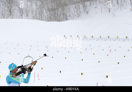 Sapporo, Japon. Feb 26, 2017. Yan Savitskiy du Kazakhstan au cours de la concurrence des hommes Biathlon 15km départ groupé au Jeux Asiatiques d'hiver à Sapporo, Japon, le 26 février 2017. Credit : Liao Yujie/Xinhua/Alamy Live News Banque D'Images