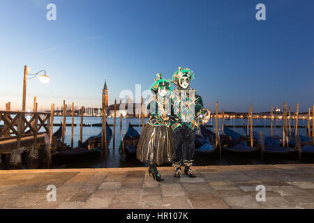 Venise, Italie. 26 Février, 2017. Les gens qui portent des costumes de carnaval poser lors d'un beau lever de soleil à côté de la Place St Marc à Venise, Italie. Le Carnaval de Venise 2017 aura lieu du 11 au 28 février et inclut un programme de dîners de gala, défilés, danses, bals masqués et des évènements musicaux. Banque D'Images