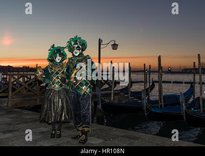 Venise, Italie. 26 Février, 2017. Les gens qui portent des costumes de carnaval poser lors d'un beau lever de soleil à côté de la Place St Marc à Venise, Italie. Le Carnaval de Venise 2017 aura lieu du 11 au 28 février et inclut un programme de dîners de gala, défilés, danses, bals masqués et des évènements musicaux. Banque D'Images