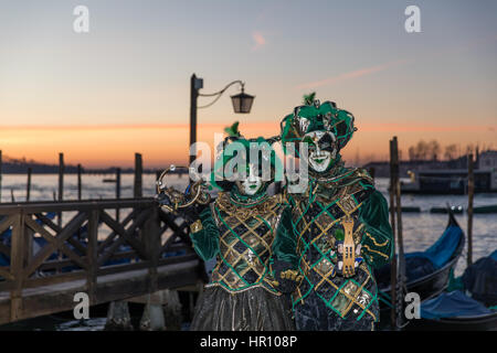 Venise, Italie. 26 Février, 2017. Les gens qui portent des costumes de carnaval poser lors d'un beau lever de soleil à côté de la Place St Marc à Venise, Italie. Le Carnaval de Venise 2017 aura lieu du 11 au 28 février et inclut un programme de dîners de gala, défilés, danses, bals masqués et des évènements musicaux. Banque D'Images