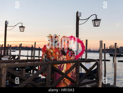 Venise, Italie. 26 Février, 2017. Les gens qui portent des costumes de carnaval poser lors d'un beau lever de soleil à côté de la Place St Marc à Venise, Italie. Le Carnaval de Venise 2017 aura lieu du 11 au 28 février et inclut un programme de dîners de gala, défilés, danses, bals masqués et des évènements musicaux. Banque D'Images