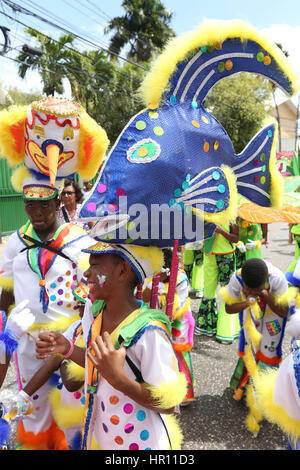 Port of Spain, Trinidad. 25 février 2017. Les enfants se pavanent et mascarade dans la République Junior Banque défilé vers la principale étape de jugement dans le Queen's Park Savannah pendant le carnaval de Trinidad, le 25 février 2017 à Port of Spain, Trinidad. Credit : SEAN DRAKES/Alamy Live News Banque D'Images