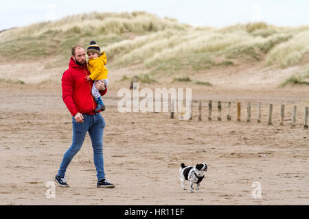 UK, météo, d'Ainsdale Merseyside. 26 févr. 2017. Après la tempête de relenting Doris, les familles font leur chemin sur la plage de Southport, Merseyside. Avec un bon peu de jours de grands vents battues le nord ouest station balnéaire, les gens ne peuvent pas attendre pour sortir et souffler le dimanche d'araignée. Credit : Cernan Elias/Alamy Live News Banque D'Images