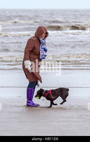 UK, météo, d'Ainsdale Merseyside. 26 févr. 2017. Après la tempête de relenting Doris, les familles font leur chemin sur la plage de Southport, Merseyside. Avec un bon peu de jours de grands vents battues le nord ouest station balnéaire, les gens ne peuvent pas attendre pour sortir et souffler le dimanche d'araignée. Credit : Cernan Elias/Alamy Live News Banque D'Images