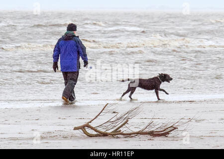 UK, météo, d'Ainsdale Merseyside. 26 févr. 2017. Après la tempête de relenting Doris, les familles font leur chemin sur la plage de Southport, Merseyside. Avec un bon peu de jours de grands vents battues le nord ouest station balnéaire, les gens ne peuvent pas attendre pour sortir et souffler le dimanche d'araignée. Credit : Cernan Elias/Alamy Live News Banque D'Images