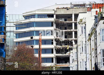 Brighton, Sussex, UK. Feb 26, 2017. Des travaux de démolition de l'ancien American Express Siège social européen connu comme le gâteau de mariage dans le centre de Brighton . Un nouveau siège a déjà été construit derrière le vieux bureaux qui ont été construits en 1977 et le domaine est due à la régénération Crédit : Simon Dack/Alamy Live News Banque D'Images