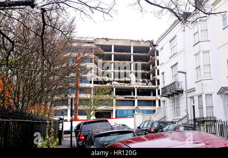 Brighton, Sussex, UK. Feb 26, 2017. Des travaux de démolition de l'ancien American Express Siège social européen connu comme le gâteau de mariage dans le centre de Brighton . Un nouveau siège a déjà été construit derrière le vieux bureaux qui ont été construits en 1977 et le domaine est due à la régénération Crédit : Simon Dack/Alamy Live News Banque D'Images