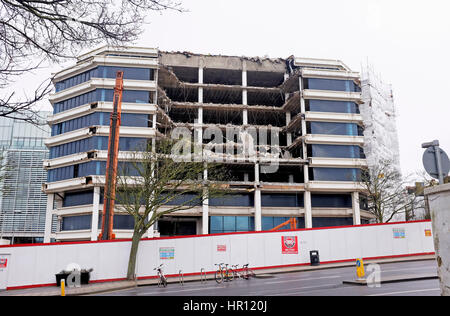 Brighton, Sussex, UK. Feb 26, 2017. Des travaux de démolition de l'ancien American Express Siège social européen connu comme le gâteau de mariage dans le centre de Brighton . Un nouveau siège a déjà été construit derrière le vieux bureaux qui ont été construits en 1977 et le domaine est due à la régénération Crédit : Simon Dack/Alamy Live News Banque D'Images