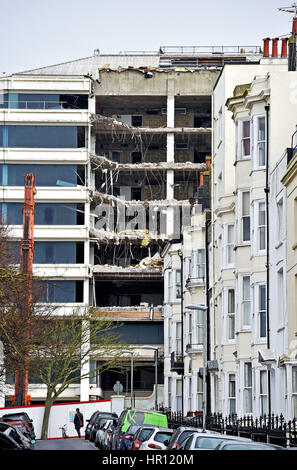 Brighton, Sussex, UK. Feb 26, 2017. Des travaux de démolition de l'ancien American Express Siège social européen connu comme le gâteau de mariage dans le centre de Brighton . Un nouveau siège a déjà été construit derrière le vieux bureaux qui ont été construits en 1977 et le domaine est due à la régénération Crédit : Simon Dack/Alamy Live News Banque D'Images