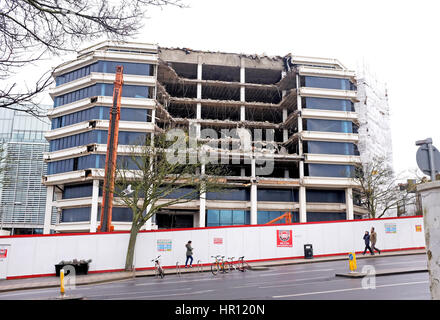 Brighton, Sussex, UK. Feb 26, 2017. Des travaux de démolition de l'ancien American Express Siège social européen connu comme le gâteau de mariage dans le centre de Brighton . Un nouveau siège a déjà été construit derrière le vieux bureaux qui ont été construits en 1977 et le domaine est due à la régénération Crédit : Simon Dack/Alamy Live News Banque D'Images