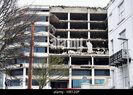 Brighton, Sussex, UK. Feb 26, 2017. Des travaux de démolition de l'ancien American Express Siège social européen connu comme le gâteau de mariage dans le centre de Brighton . Un nouveau siège a déjà été construit derrière le vieux bureaux qui ont été construits en 1977 et le domaine est due à la régénération Crédit : Simon Dack/Alamy Live News Banque D'Images