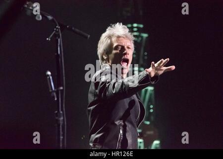 Las Vegas, Nevada, USA. 25 février 2017. Chanteur Jon Bon Jovi réalise en direct sur la T-Mobile Arena le 25 février 2017 à Las Vegas, Nevada. Crédit : l'accès Photo/Alamy Live News Banque D'Images