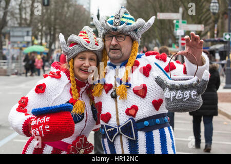 Dusseldorf, Allemagne. Feb 26, 2017. Carnaval haut en couleurs de costumes sont exposés au cours de la soi-disant Kö-Treiben sur Königsallee à Düsseldorf, Allemagne, un jour avant le grand départ de l'absolution des défilés lundi. Credit : Bettina Strenske/Alamy Live News Banque D'Images