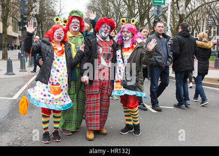 Dusseldorf, Allemagne. Feb 26, 2017. Carnaval haut en couleurs de costumes sont exposés au cours de la soi-disant Kö-Treiben sur Königsallee à Düsseldorf, Allemagne, un jour avant le grand départ de l'absolution des défilés lundi. Credit : Bettina Strenske/Alamy Live News Banque D'Images