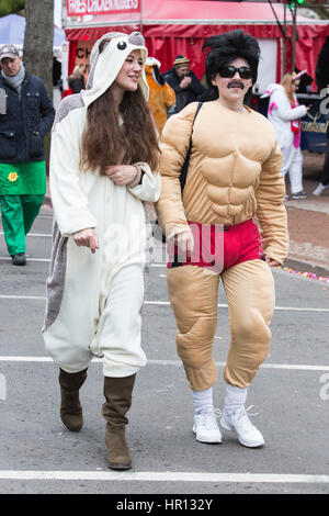 Dusseldorf, Allemagne. Feb 26, 2017. Carnaval haut en couleurs de costumes sont exposés au cours de la soi-disant Kö-Treiben sur Königsallee à Düsseldorf, Allemagne, un jour avant le grand départ de l'absolution des défilés lundi. Credit : Bettina Strenske/Alamy Live News Banque D'Images