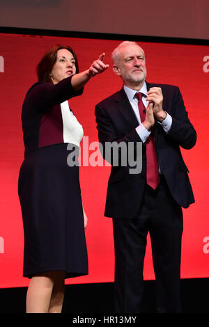 Perth, Ecosse, Royaume-Uni. 26 février 2017. Leader travailliste écossais Kezia Dugdale sur scène avec UK leader travailliste Jeremy Corbyn après son discours à la conférence du parti travailliste écossais de Perth, Crédit : Ken Jack/Alamy Live News Banque D'Images