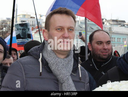 Moscou, Russie. Feb 26, 2017. Membre de l'opposition Alexeï Navalny participe à une manifestation à Moscou, Russie, le 26 février 2017. Des milliers de membres de l'opposition ont manifesté contre le gouvernement russe. Les participants d'un memorial march souvenu de l'homme politique assassiné Boris Nemtsov, le dimanche. Nemtsov a été show le 27 février 2015 à proximité du Kreml. Photo : Claudia Thaler/-/dpa/Alamy Live News Banque D'Images