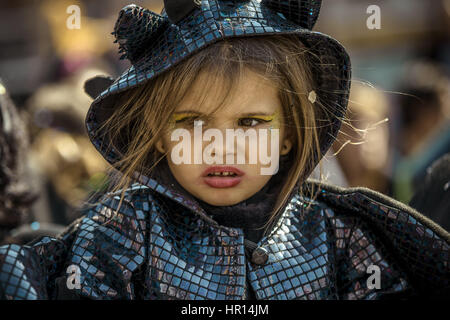 Sitges, Catalogne, Espagne. Feb 26, 2017. Un jeune reveler à cheval sur un flotteur participe au défilé du carnaval des enfants à Sitges. Credit : Matthias Rickenbach/ZUMA/Alamy Fil Live News Banque D'Images